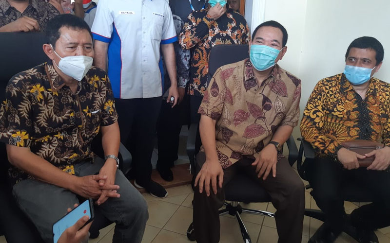 Tommy Soeharto (tengah) memberikan keterangan pers bersama dengan pemilik Bintang Baru Raya Logistic Tata Djuarsa memberikan keterangan pers dalam peresmian Dawuan Depo Logistik Dawuan, Rabu (10/11/2021).  - Bisnis/Anitana W. Puspa