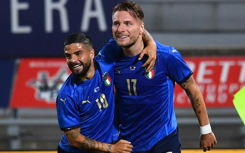 Dua andalan lini depan Italia, Ciro Immobile (kanan) dan Lorenzo Insigne. - UEFA.com