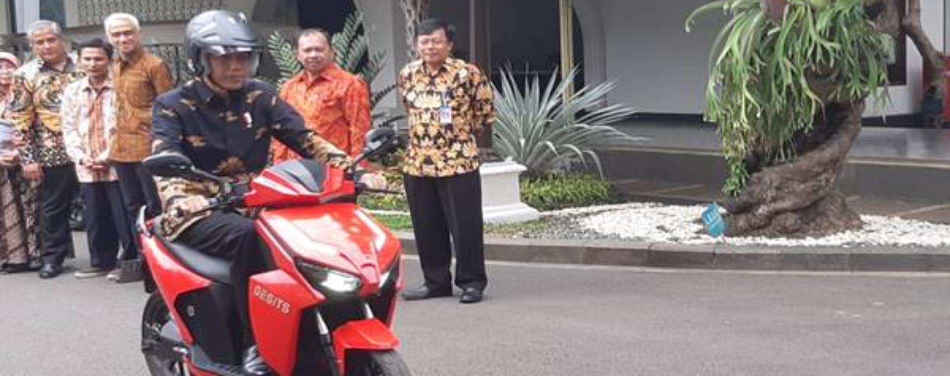 Presiden Joko Widodo mencoba sepeda motor listrik produksi PT Wijaya Manufakturing, Rabu (7/11)./JIBI - BISNIS/Yodie Herdiyan