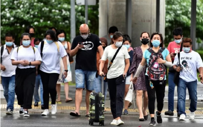 Warga menyeberang jalan di tengah penyebaran penyakit Covid-19 di Singapura, Jumat (14/5/2021). - Antara/Reuters