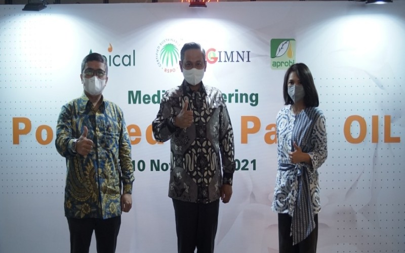 Apical Group bersama Aprobi dan salah satu KOL dalam peluncuran inisiatif 'Powered by Palm Oil' di Jakarta. Istimewa