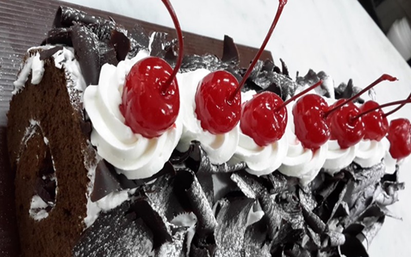 Black forest roll cake -  bukalapak Valley Kitchen