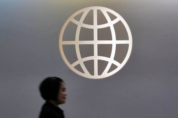 Karyawati beraktivitas di kantor Bank Dunia, di Jakarta, Senin (9/10). - JIBI/Dwi Prasetya