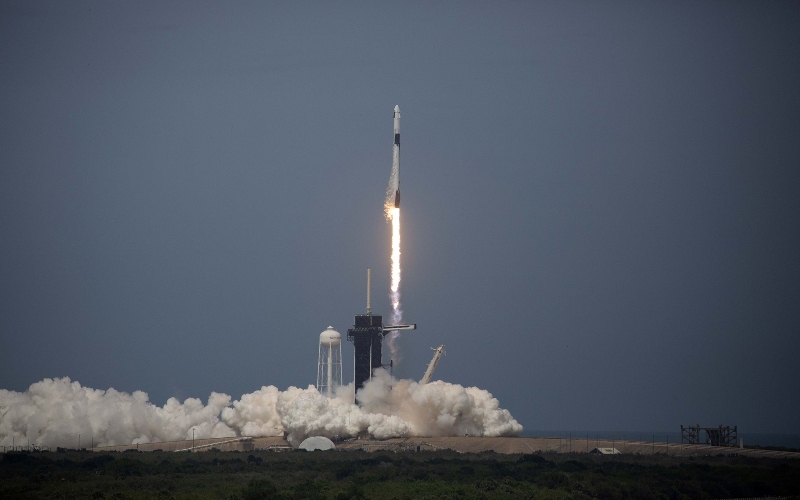 Pesawat luar angkasa milik SpaceX meluncur dari Pangkalan Udara Cape Canaveral di Florida, AS. - Bloomberg
