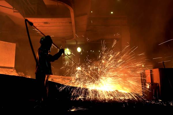 Pekerja melakukan proses pemurnian dari nikel menjadi feronikel di fasilitas pengolahan dan pemurnian (smelter) Pomalaa milik PT Aneka Tambang (ANTAM) Tbk, di Kolaka, Sulawesi Tenggara, Selasa (8/5/2018). - JIBI/Nurul Hidayat