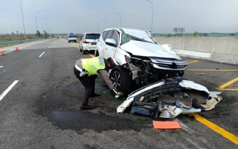 Mobil Pajero Sport Putih bernopol B 1264 BJU yang ditumpangi Vanessa Angel dan suaminya mengalami kecelakaan lalu lintas di Tol Jombang-Mojokerto, KM 672.400/A, Kamis (4/11/2021). - Antara