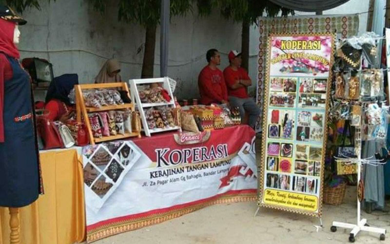 Salah satu koperasi di Bandar Lampung, Provinsi Lampung, menjual aneka produk UMKM. - Antara/Ruth Intan Sozometa Kanafi