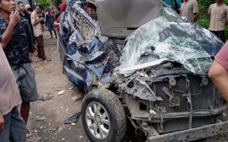Kondisi Toyota Innova yang ringsek akibat ditabrak Bus Rela di Sragen, Jawa Tengah.