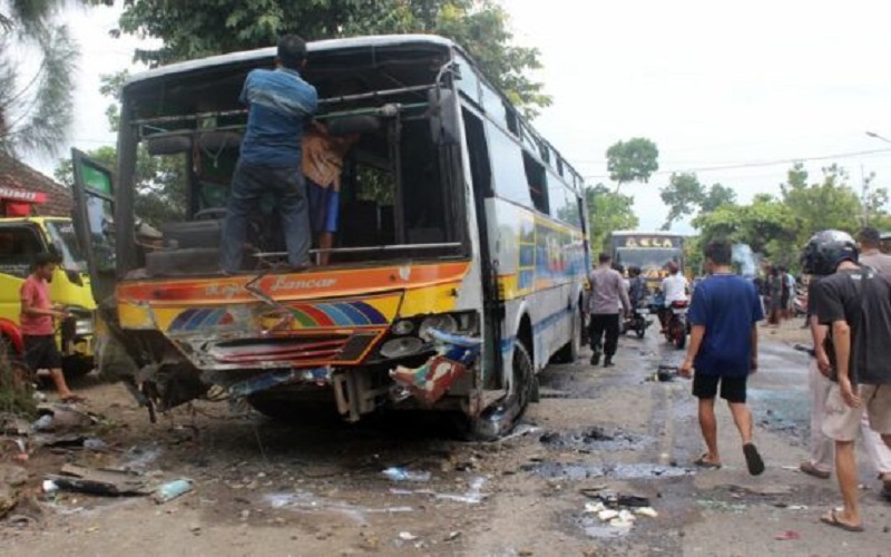 Kondisi bus Rela yang menabrak tiga kendaraan di depannya.