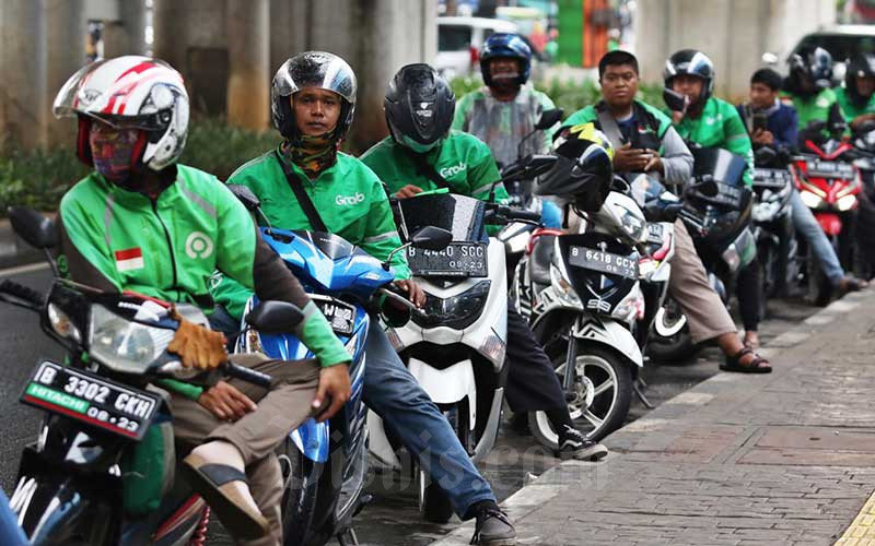 Pengemudi ojek online menunggu penumpang di kawasan Mayestik, Jakarta, Rabu (18/3/2020). Bisnis - Eusebio Chrysnamurti