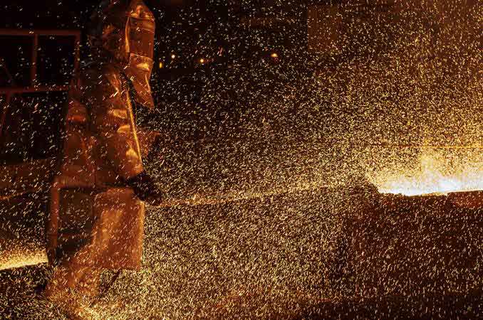 Pekerja mengeluarkan biji nikel dari tanur dalam proses furnace di smelter PT. Vale Indonesia di Sorowako, Luwu Timur, Sulawesi Selatan, Sabtu (30/3/2019). - ANTARA/Basri Marzuki