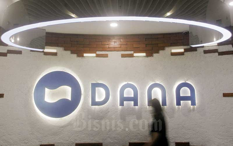 Karyawati beraktivitas di dekat logo Dana di Jakarta, Jumat (16/4/2021).  - Bisnis/Himawan L Nugraha