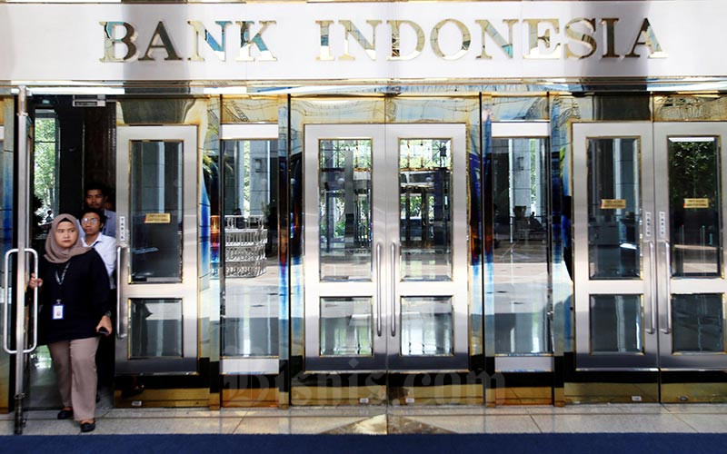 Karyawan keluar dari pintu salah satu gedung Bank Indonesia di Jakarta, Senin, (20/1/2020).   - Bisnis/Abdullah Azzam