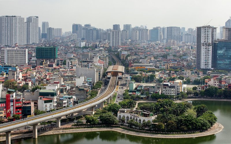 Pemandangan jalur layang kereta api di kota Hanoi, Vietnam -  Bloomberg/Maika Elan