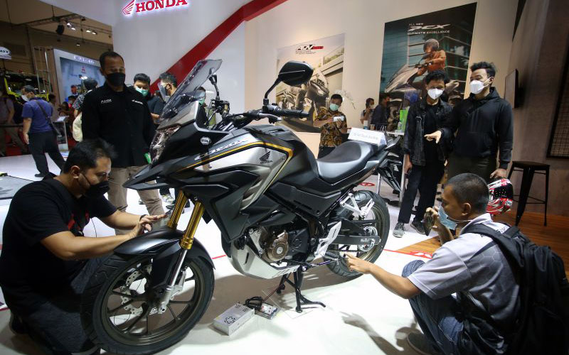Pengunjung mengamati motor baru Honda Sport Adventure Turing NEW CB150X usai diluncurkan pada ajang pameran Gaikindo Indonesia International Auto Show (GIIAS) 2021 di ICE BSD, Serpong, Tangerang, Banten, Jumat (12/11/2021).  - Antara Foto/Muhammad Iqbal