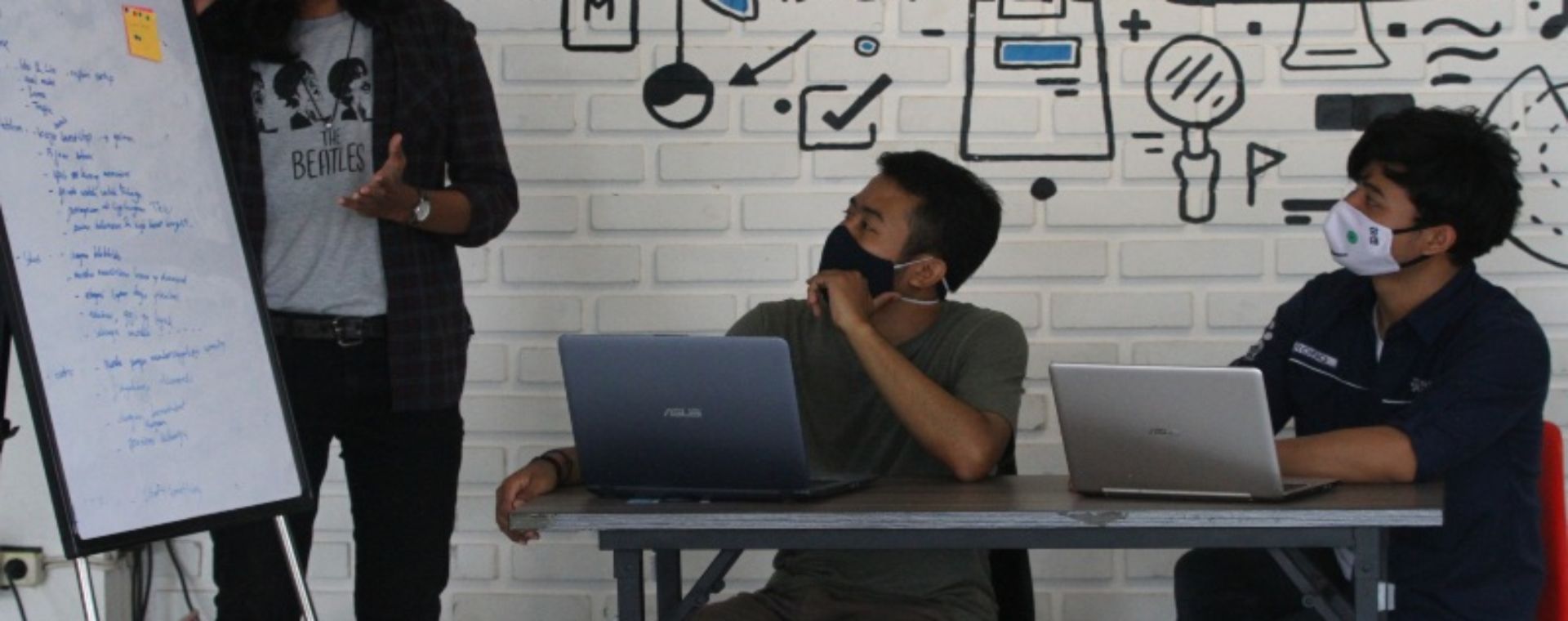 Pengelola perusahaan rintisan digital atau startup mengoperasikan program pelayanan di sebuah kantor bersama berbasis jaringan internet (Coworking space) Ngalup.Co di Malang, Jawa Timur, Senin (12/10/2020).  - ANTARA FOTO/Ari Bowo Sucipto