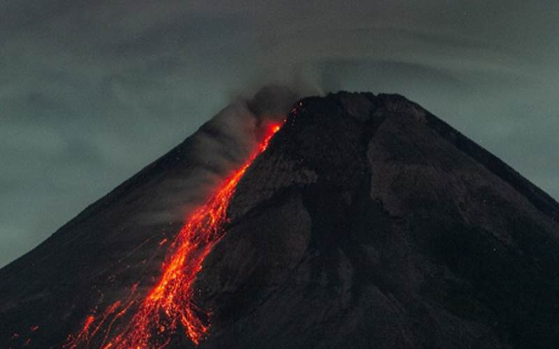 Arsip - Gunung Merapi saat terlihat meluncurkan lava pijar dari Turi, Sleman, Yogyakarta, Minggu (25/4/2021). - Antara/Hendra Nurdiyansyah