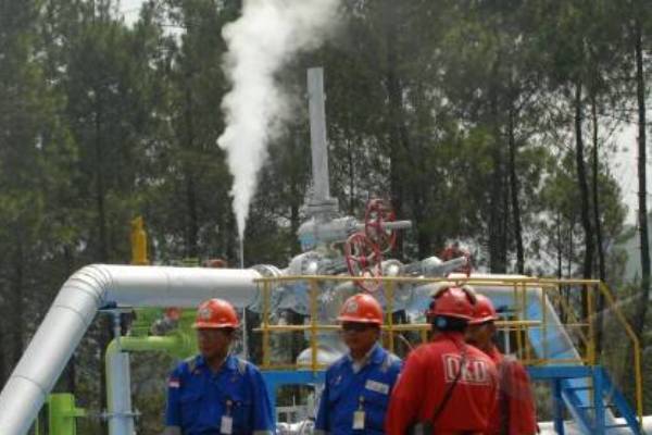 Sejumlah pekerja berdiri di depan sumur uap di lokasi Pembangkit Listrik Tenaga Panas Bumi (PLTP) Kamojang, Bandung, Jawa Barat, Jumat (13/11/2013). - Antara/Prasetyo Utomo