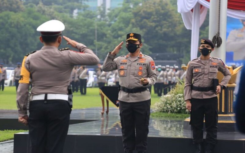 Kapolda Jatim Irjen Pol Nico Afinta saat memimpin apel gelar pasukan dalam rangka Operasi Zebra Semeru 2021 di Mapolda setempat, Surabaya, Senin (15/11/2021). - Antara/Bidhumas Polda Jatim.