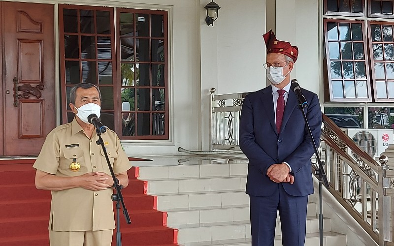 Duta Besar Uni Eropa Vincent Piket (kanan) mendampingi Gubernur Riau Syamsuar (kiri) dalam konpers usai pertemuan di rumah dinas gubernur. Bisnis/Arif Gunawan