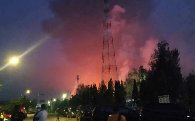 Sejumlah warga menyaksikan kebakaran kilang minyak Pertamina Balongan, Indramayu, Senin (29/3/2021). - Antara