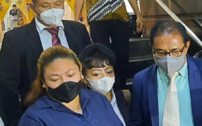 Olivia Nathania (kiri) dengan didampingi kuasa hukumnya memberikan keterangan kepada wartawan usai menjalani pemeriksaan di Polda Metro Jaya, Senin (11/10). - Antara