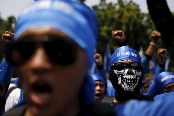 Demo buruh menolak upah minimum berjalan menuju Istana Presiden pada 30 Oktober 2015 - Reuters/Beawiharta
