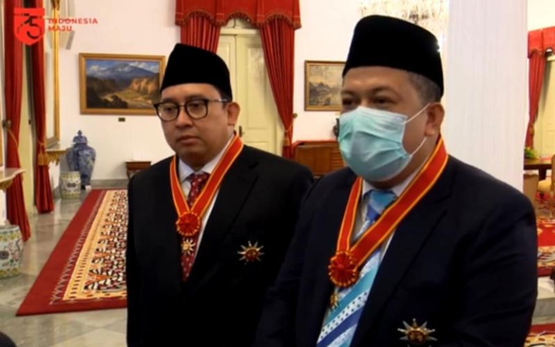 Fadli Zon (kanan) dan Fahri Hamzah (kiri) memberi keterangan pers seusai menerima penghargaan Bintang Mahaputera Nararya dari Presiden Joko Widodo di Istana Negara, Kamis (13/8/2020)  -  Youtube Setpres