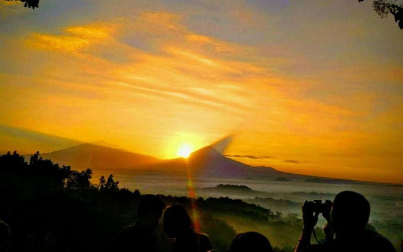 Pemandangan sunrise dari Desa Wisata Karangrejo, Borobudur.  - jadesta.com