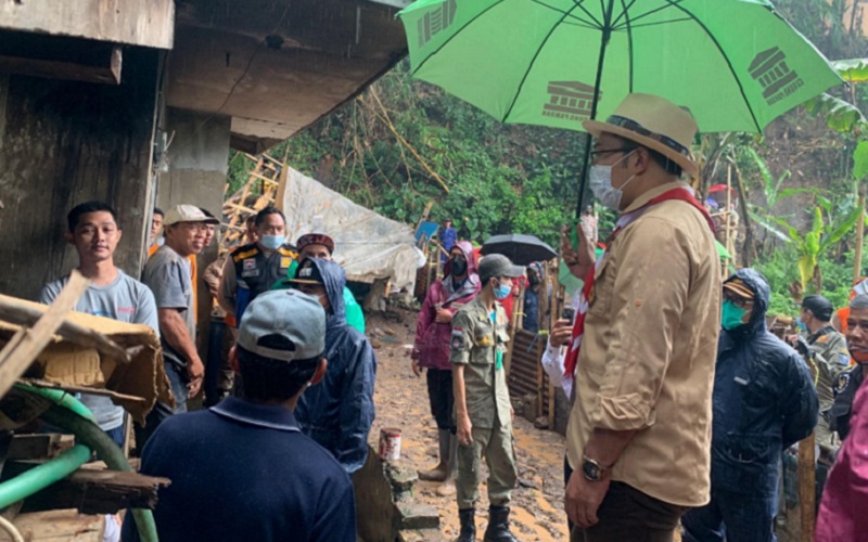 Gubernur Jawa Barat Ridwan Kamil berbincang bersama warga terkait bencana 