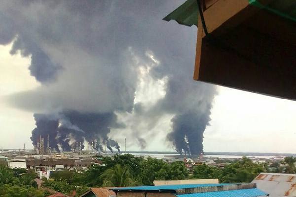 Ilustrasi. Tumpahan minyak yang terbakar di perairan Teluk Balikpapan, Sabtu (31/3/2018). - Istimewa
