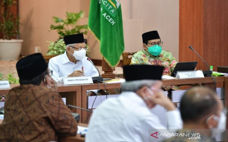 Wakil Presiden Ma'ruf Amin dan Menteri Desa, Pembangunan Daerah Tertinggal dan Transmigrasi Abdul Halim Iskandar (kanan) dalam Rapat Pemberdayaan Ekonomi Masyarakat dan Pelayanan Publik di Kantor Gubernur Aceh, Selasa (16/11/2021). - Antara/Setwapres.