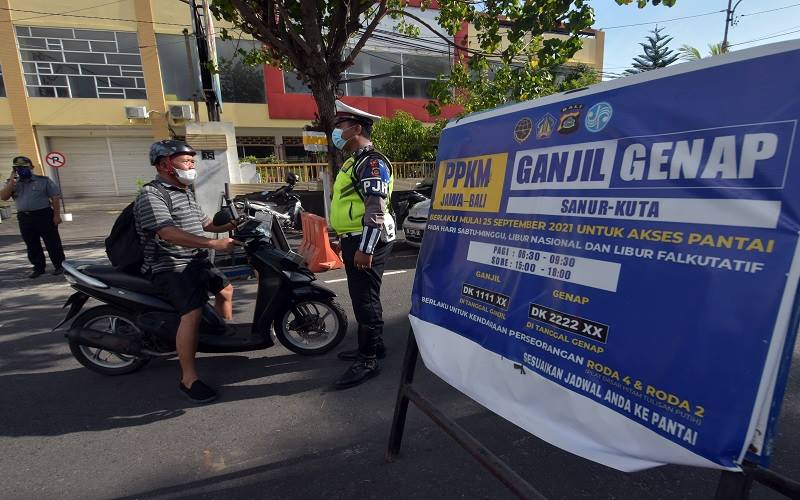 Polisi meminta pengendara sepeda motor dengan plat nomor ganjil untuk putar balik saat penerapan ganjil genap dalam Pemberlakuan Pembatasan Kegiatan Masyarakat (PPKM) level 3 di pintu masuk Pantai Bangsal Sanur, Denpasar, Bali, Sabtu (2/10/2021). Pemberlakuan ganjil genap yang digelar di tujuh titik pintu masuk objek wisata yang terletak di wilayah Sanur tersebut untuk mengantisipasi kerumunan pada libur akhir pekan sebagai upaya menekan penyebaran Covid-19. - Antara