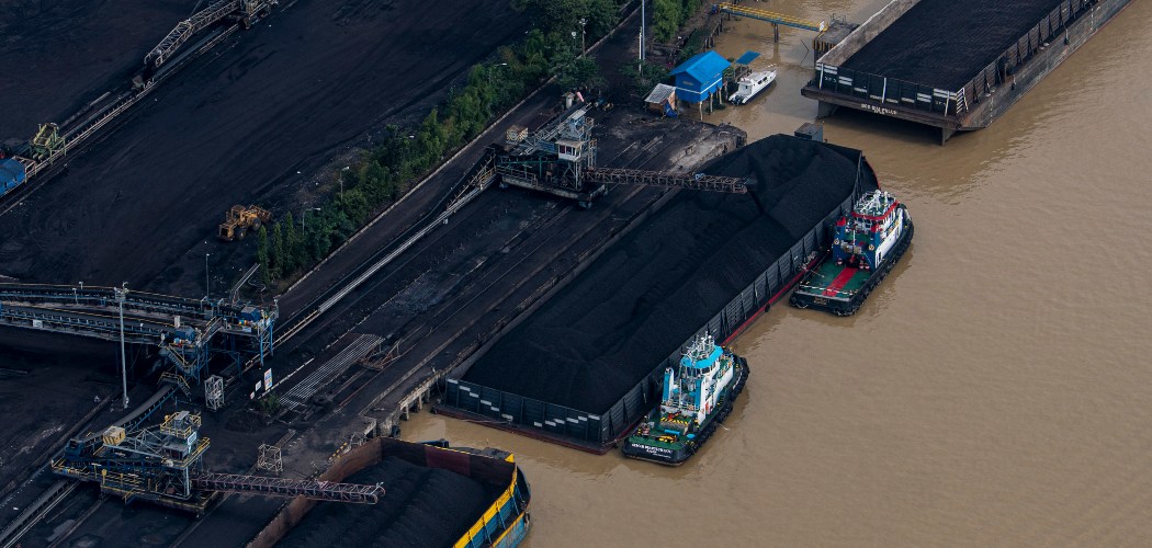 Sejumlah kapal tongkang pengangkut batubara melakukan bongkar muatan di perairan Sungai Musi, Palembang, Sumatera Selatan, Senin (19/7/2021). Kementerian ESDM menetapkan Harga Batubara Acuan (HBA) Juli 2021 menjadi US115,35 per ton atau mengalami kenaikan US15,02 per ton dari US100,33 per ton pada bulan Juni 2021. - ANTARA FOTO/Nova Wahyudi