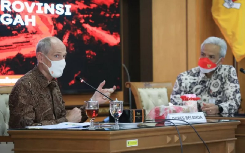 Duta Besar Belanda untuk Indonesia Lambert Grijns berbincang dengan Gubernur Jawa Tengah Ganjar Pranowo. - Antara