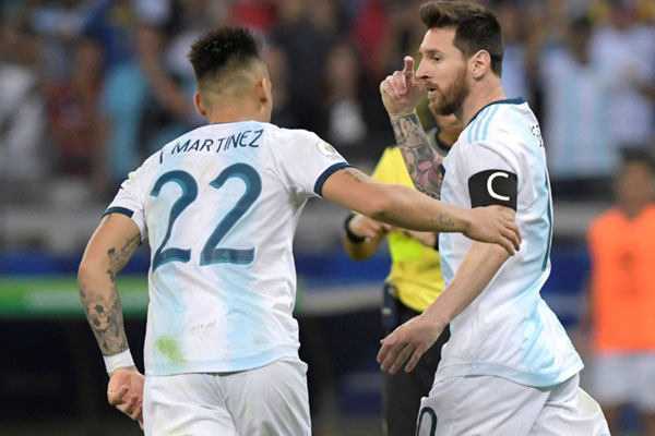 Dua penyerang andalan Timnas Argentina, Lionel Messi (kanan) dan Lautaro Martinez. - Reuters/Washington Alves