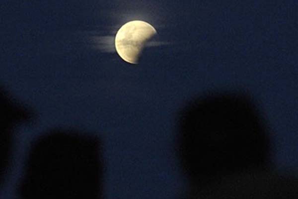 Gerhana bulan sebagian akan terjadi pada 19 November 2021 di Indonesia - Antara/Nyoman Budhiana