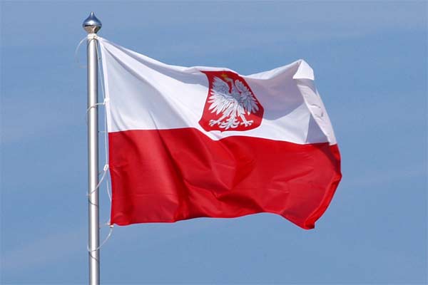 Bendera Polandia berkibar.  - wikipedia
