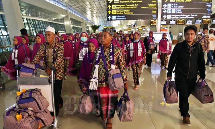 Calon Jamaah Umroh meninggalkan bandara setelah mendapat kepastian gagal berangkat ke Tanah Suci Mekah di Terminal 3 Bandara Soekarno Hatta, Tangerang, Banten, Kamis (27/2/2020). - Bisnis/Eusebio Chrysnamurti
