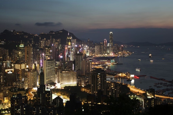 Pemandangan Hong Kong pada malam hari. - Bloomberg/Brent Lewin