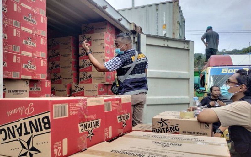 Petugas Bea Cukai Manokwari memeriksa fisik lima kontainer berisi bir tujuan kabupaten Teluk Bintuni dari Surabaya via Manokwari. - Antara/Hans Arnold Kapisa. 