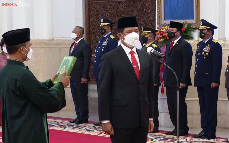 Presiden Joko Widodo (Jokowi) resmi melantik Suharyanto menjadi Kepala Badan Nasional Penanggulangan Bencana (BNPB) di Istana Negara, Jakarta, Rabu, 17 November 2021 / Youtube Setpres
