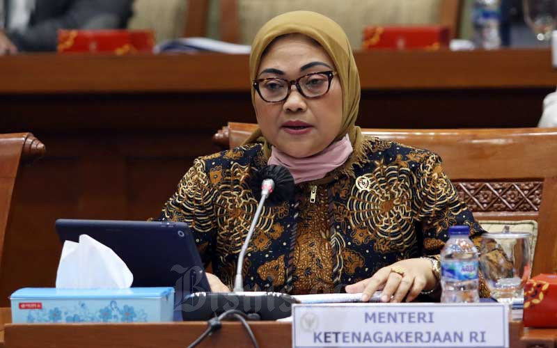 Menteri Ketenagakerjaan Ida Fauziyah mengikuti rapat kerja dengan Komisi IX DPR di Kompleks Parlemen, Senayan, Jakarta, Rabu (8/7/2020). Bisnis - Eusebio Chrysnamurti