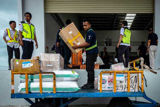 Petugas beraktivitas di Terminal Kargo dan Pos Bandara Jenderal Ahmad Yani yang berada di lokasi baru seusai diresmikan, di Semarang, Jawa Tengah, Rabu (23/1/2019). - ANTARA/Aji Styawan