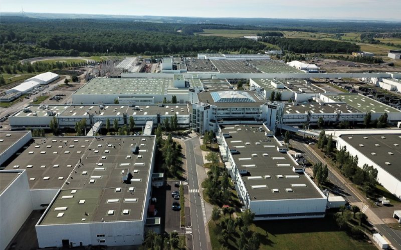 Pabrik mobil Mercedes-Benz di Hambach ini beroperasi sejak 27 Oktober 1997. Pabrik telah memproduksi kendaraan listrik pintar generasi keempat dengan Smart EQ Fortwo dan Smart EQ Fortwo Cabrio sejak 2019.  - Mercedes/Benz
