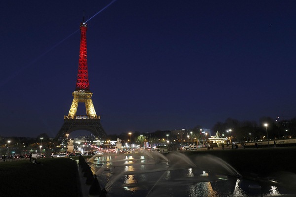 Menara Eiffel dalam warna hitam, kuning, dan merah untuk menunjukkan duka atas serangan bom di Brussel, Belgia - Reuters/Philippe Wojazer