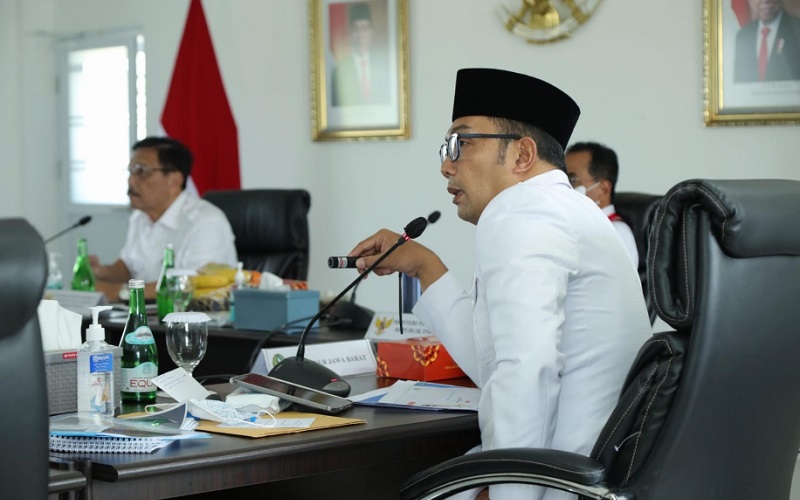 Gubernur Jawa Barat Ridwan Kamil (kanan)