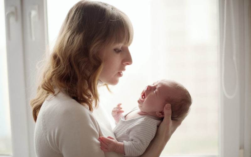 Seorang ibu sedang menenangkan bayi yang menangis. Baby blues atau sindrom setelah melahirkan merupakan hal umum bagi orang tua baru. - vhiblog