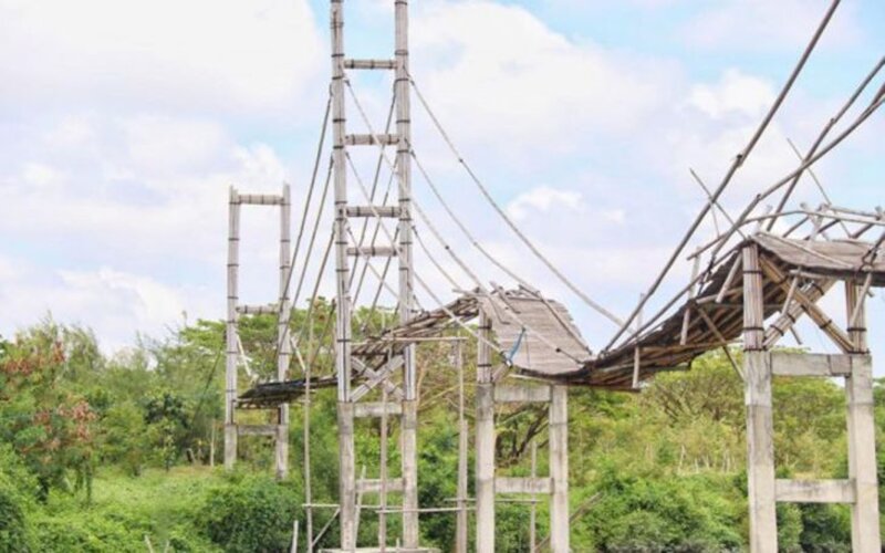 Jembatan bambu dengan panjang 600 meter dan tinggi 12 meter di kawasan wisata Mangrove di Kelurahan Wonorejo, Kecamatan Rungkut, Kota Surabaya, kondisinya rusak. - Antara/DPRD Surabaya.