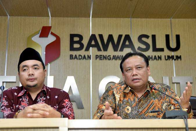 Ketua Badan Pengawas Pemilu (Bawaslu) RI Abhan (kanan) didampingi Komisioner M. Afifudin (kiri) menjawab pertanyaan wartawan di media center Bawaslu, Jakarta, Selasa (16/4/2019). - ANTARA/M Risyal Hidayat